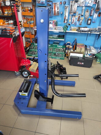 Hydraulicko-pneumatický jednostĺpový pohyblivý karosársky zdvihák 1,5 tony